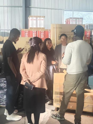 Popredný senegalský distribútor autodielov GKP navštevuje sklad: Objednáva hromadné náhradné diely HOWO & SHACMAN s okamžitou expedíciou